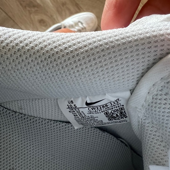 Men's White Nike Air Force 1 Sneakers - Picture 4 of 4